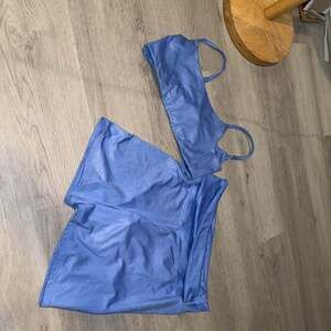 Sage Collective SportsBra/shorts Blue Twist Back Shiny Shimmer Active set‎